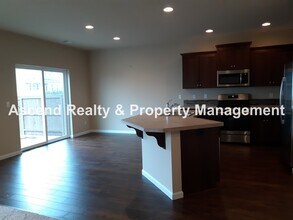 16925 NW Viola St in Portland, OR - Foto de edificio - Building Photo