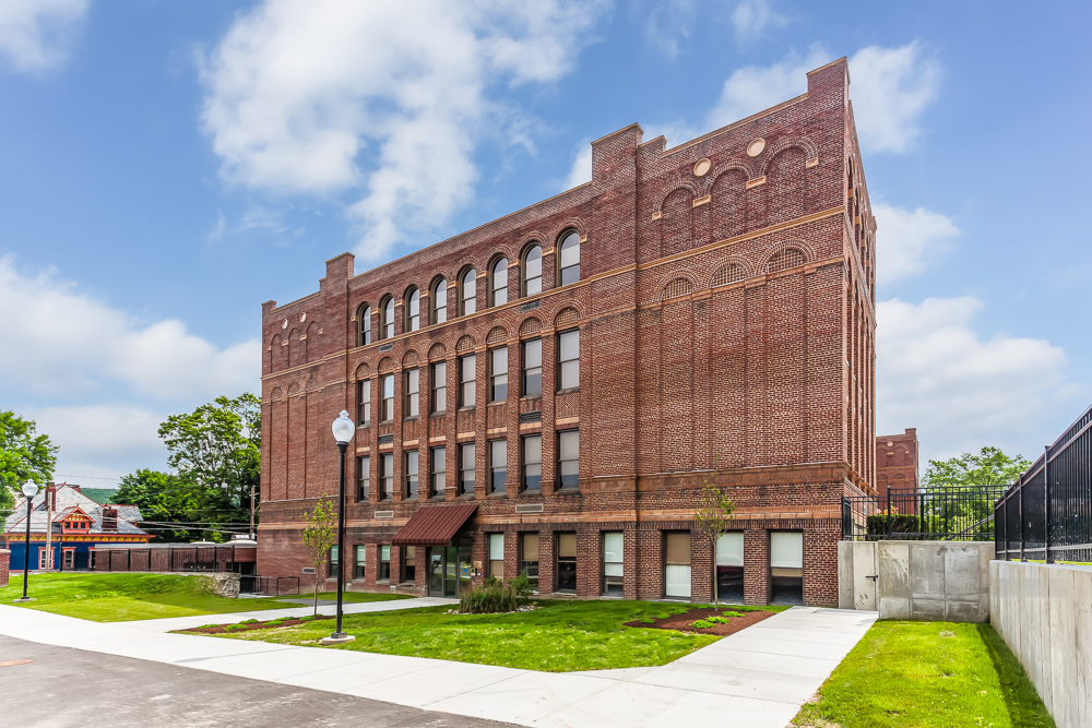 Academy Place Apartments in Corning, NY - Foto de edificio