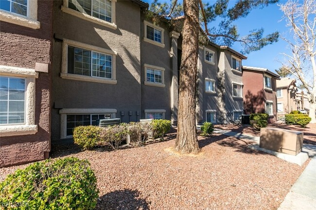 2750 Durango Dr, Unit 2012 in Las Vegas, NV - Building Photo - Building Photo