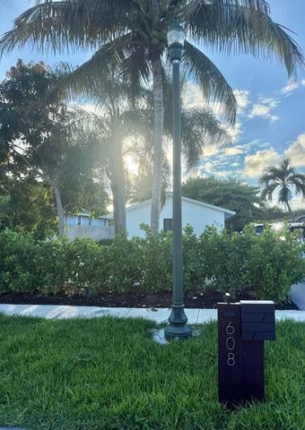 608 SE 2nd Ave in Delray Beach, FL - Foto de edificio - Building Photo