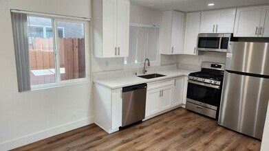 988 El Camino Dr in Costa Mesa, CA - Building Photo - Building Photo