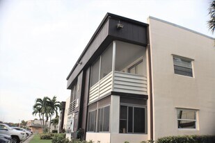 464 Burgundy N in Delray Beach, FL - Building Photo