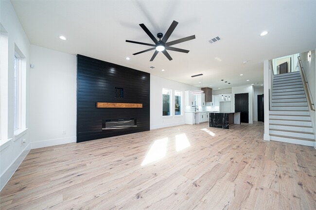 2429 Parker Rd in Houston, TX - Foto de edificio - Building Photo