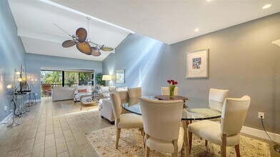 1601 Pelican Point Dr, Unit HA212 in Sarasota, FL - Foto de edificio - Building Photo