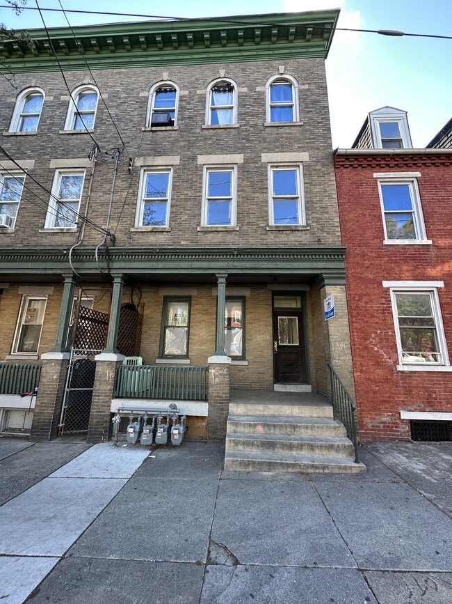 property at 318 S Queen St