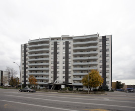 80 Speers Rd in Oakville, ON - Building Photo - Building Photo