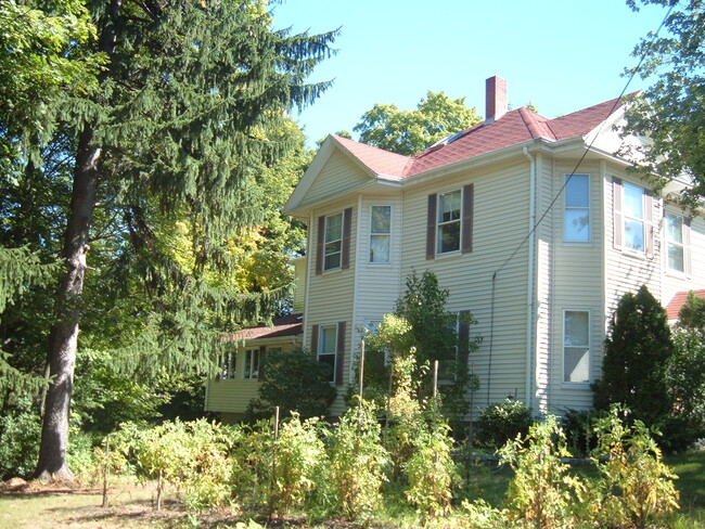 11 Maple Ave, Unit 2nd Flr