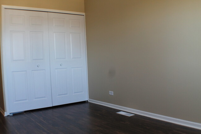 531 Meadow Green Ln in Round Lake Beach, IL - Building Photo - Building Photo