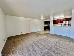 5041 River Glen Dr in Las Vegas, NV - Building Photo - Building Photo