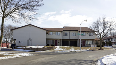 Good Hope Townhomes in Milwaukee, WI - Building Photo - Building Photo