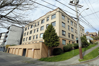 Warren Cliff Apartments in Seattle, WA - Building Photo - Building Photo