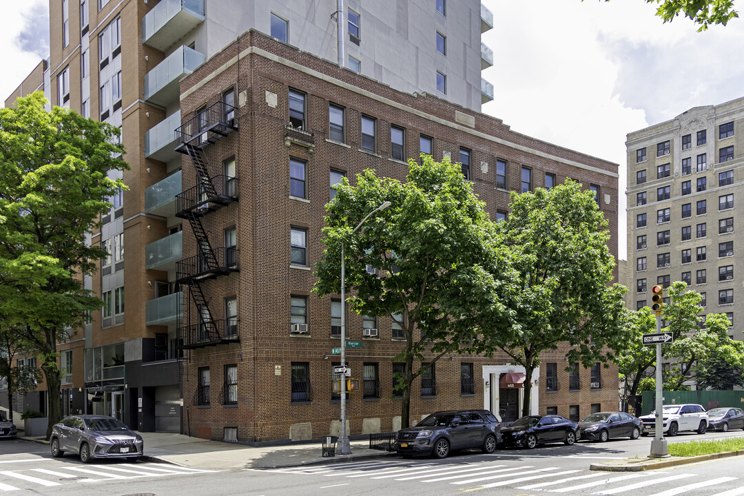 655 Riverside Dr in New York, NY - Building Photo