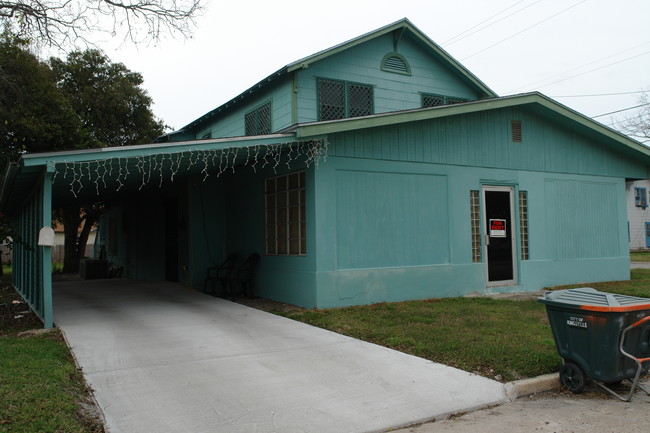 228 Lee Ave in Kingsville, TX - Building Photo - Building Photo