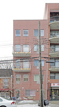 136-22 35th Ave in Flushing, NY - Foto de edificio - Building Photo