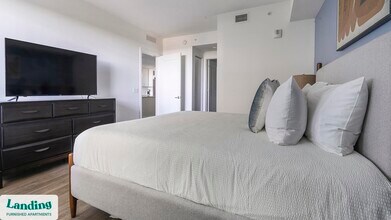 1950 Mayfair St, Unit 901 in Naples, FL - Foto de edificio - Building Photo