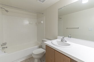 Windemere Apartments in Farmington Hills, MI - Building Photo - Building Photo