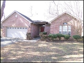 303 Hidden Meadows Dr in Benton, AR - Building Photo