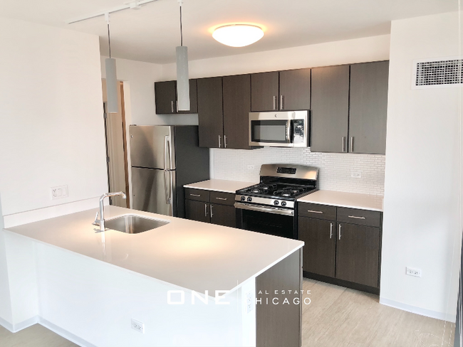 156 W Superior St in Chicago, IL - Building Photo - Building Photo