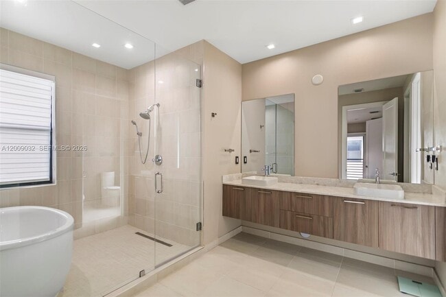 8249 NW 46th St in Doral, FL - Foto de edificio - Building Photo