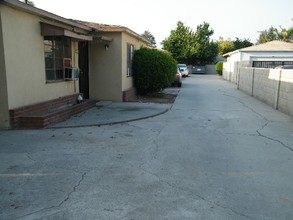 319-329 W San Bernardino Rd in Covina, CA - Foto de edificio - Building Photo