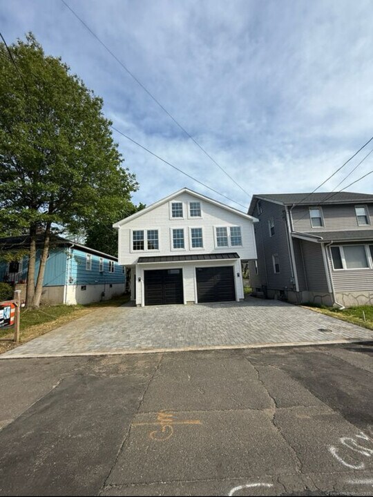 30 Manila Ave in Woodbridge, CT - Building Photo