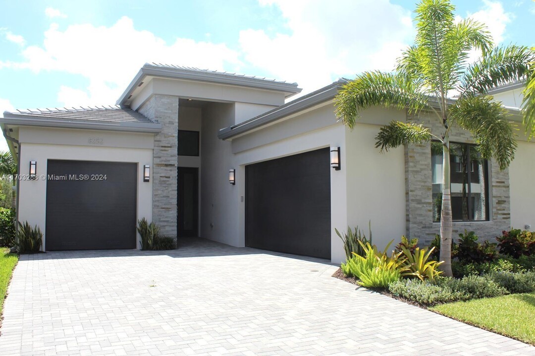 8252 Crystal Downs Ave in Boca Raton, FL - Building Photo