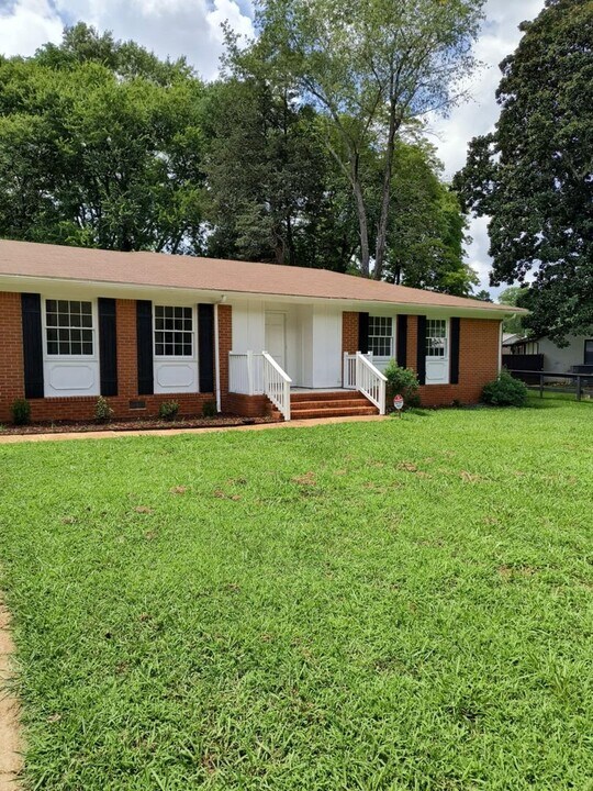 3019 Greenhill Dr NW in Huntsville, AL - Building Photo