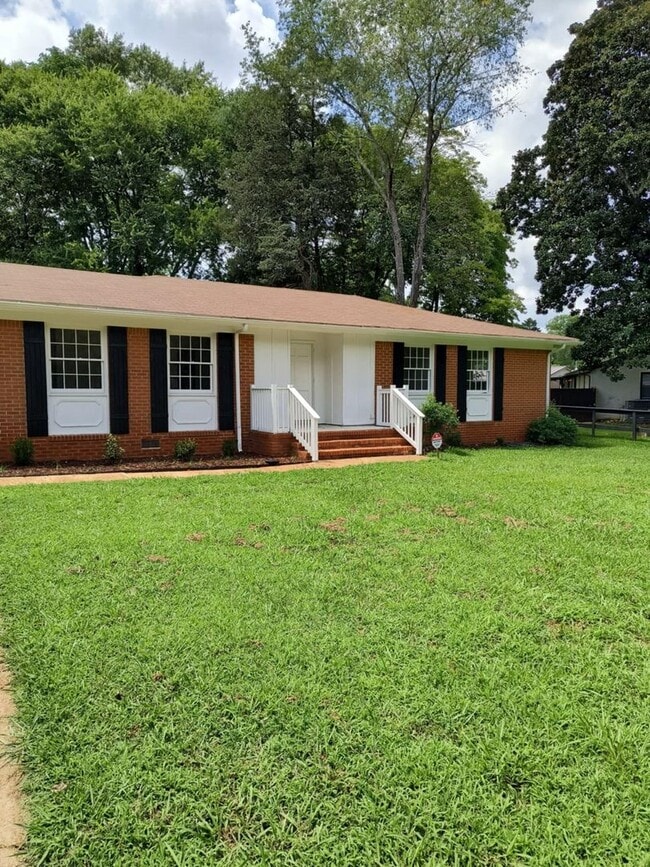 property at 3019 Greenhill Dr NW