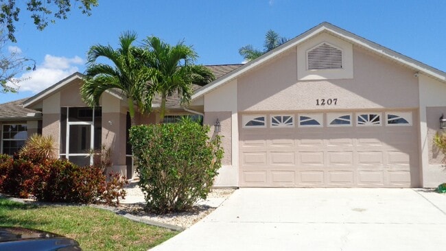 1207 NW 18th St in Cape Coral, FL - Foto de edificio - Building Photo