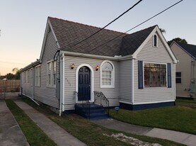 2333 Pauline St in New Orleans, LA - Building Photo