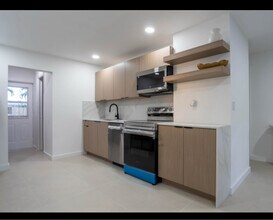 770 NE 34th Ct in Oakland Park, FL - Foto de edificio - Building Photo