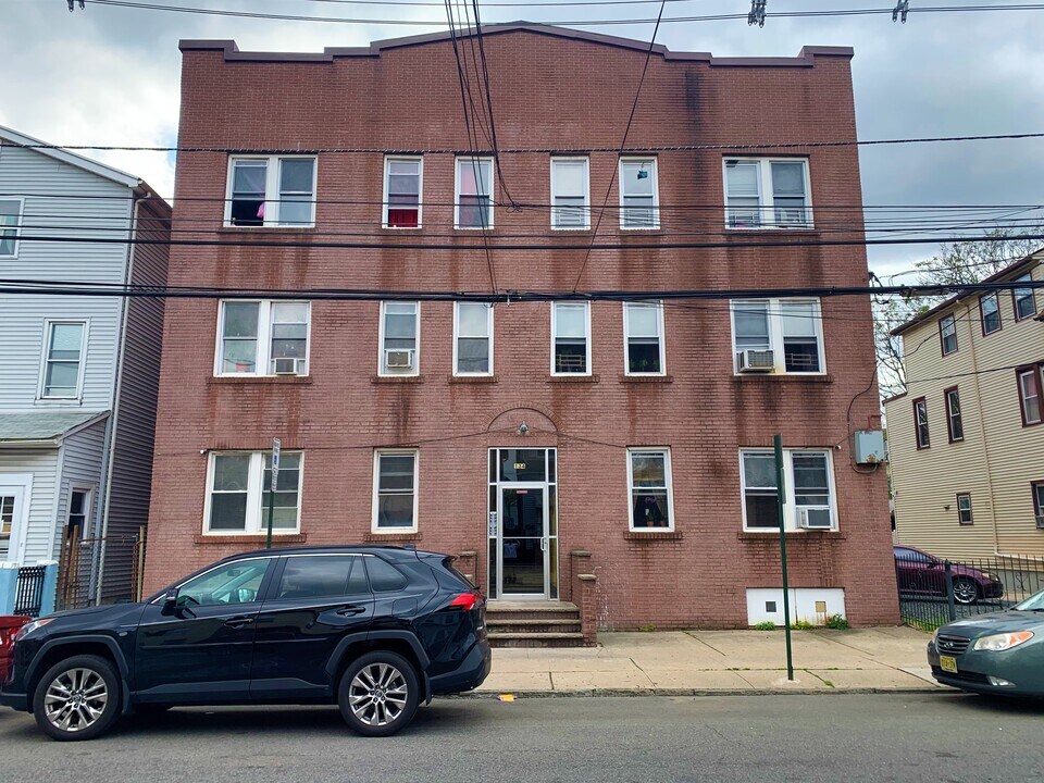 134 E Jersey St in Elizabeth, NJ - Building Photo
