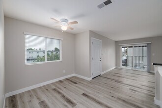 Parkway Village in Escondido, CA - Foto de edificio - Interior Photo