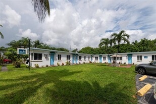 709 NE 2nd Ct in Hallandale Beach, FL - Building Photo