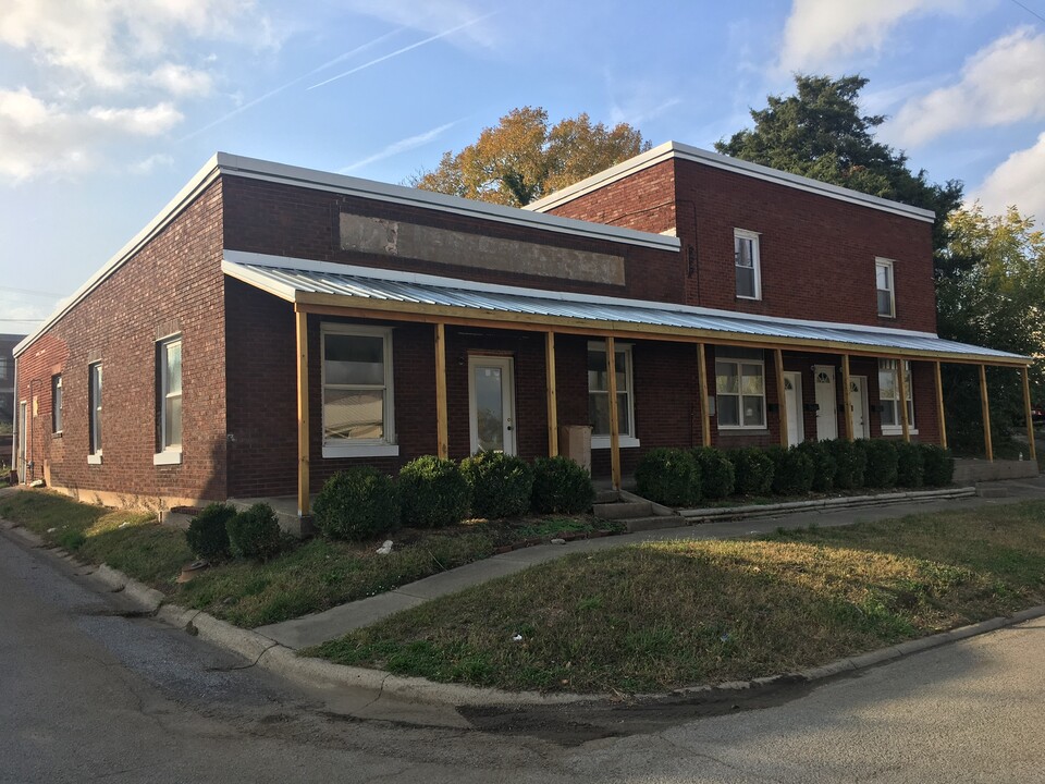 205 N Mill St in Harrisburg, IL - Foto de edificio