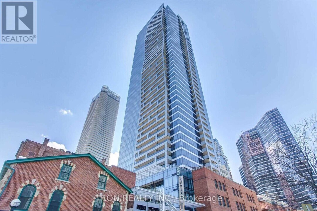 5-215 St Joseph St in Toronto, ON - Building Photo