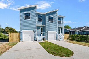 9409 Clinton Dr in Houston, TX - Building Photo