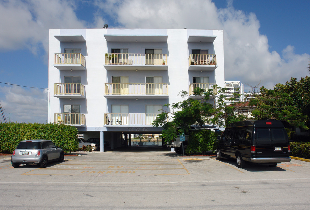 Bay's End Apartments in Miami Beach, FL - Building Photo