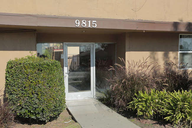 9815 Imperial Hwy in Downey, CA - Foto de edificio - Building Photo