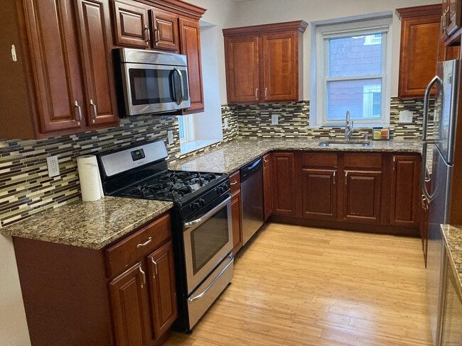 4 Charles St-Unit -2 in Winthrop, MA - Foto de edificio - Building Photo