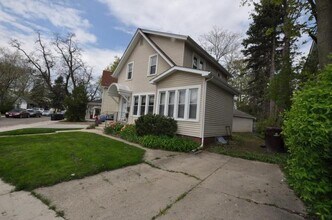 921 Sylvan Ave in Ann Arbor, MI - Building Photo - Building Photo