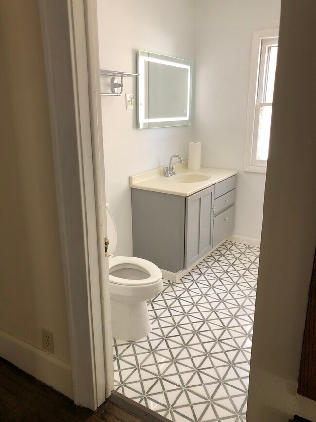 106 E Heman St, Unit 3 Bedroom Lower Flat in East Syracuse, NY - Building Photo - Building Photo