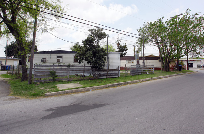 102-104 Lorita St in San Antonio, TX - Foto de edificio - Building Photo