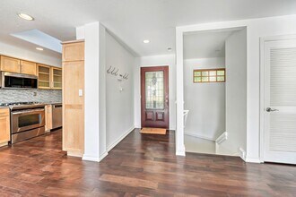 4242 SW Hewett Blvd in Portland, OR - Building Photo - Building Photo