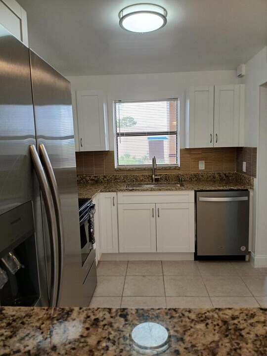 4760 Lucerne Lakes Blvd E in Greenacres, FL - Building Photo
