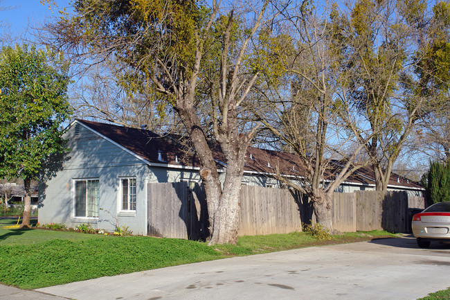 2205 18th Ave in Sacramento, CA - Foto de edificio - Building Photo