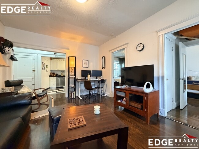 241 Winchester St in Brookline, MA - Building Photo - Building Photo