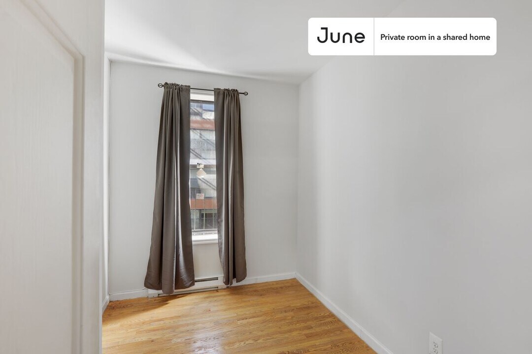 Private bedroom in 3 bed/1 bath Home in New York, NY - Building Photo