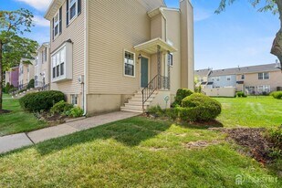23 Gwizdak Ct in Sayreville, NJ - Building Photo