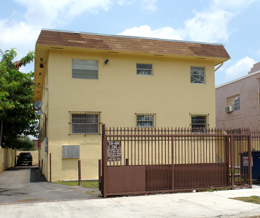 1243 NW 4th St in Miami, FL - Building Photo